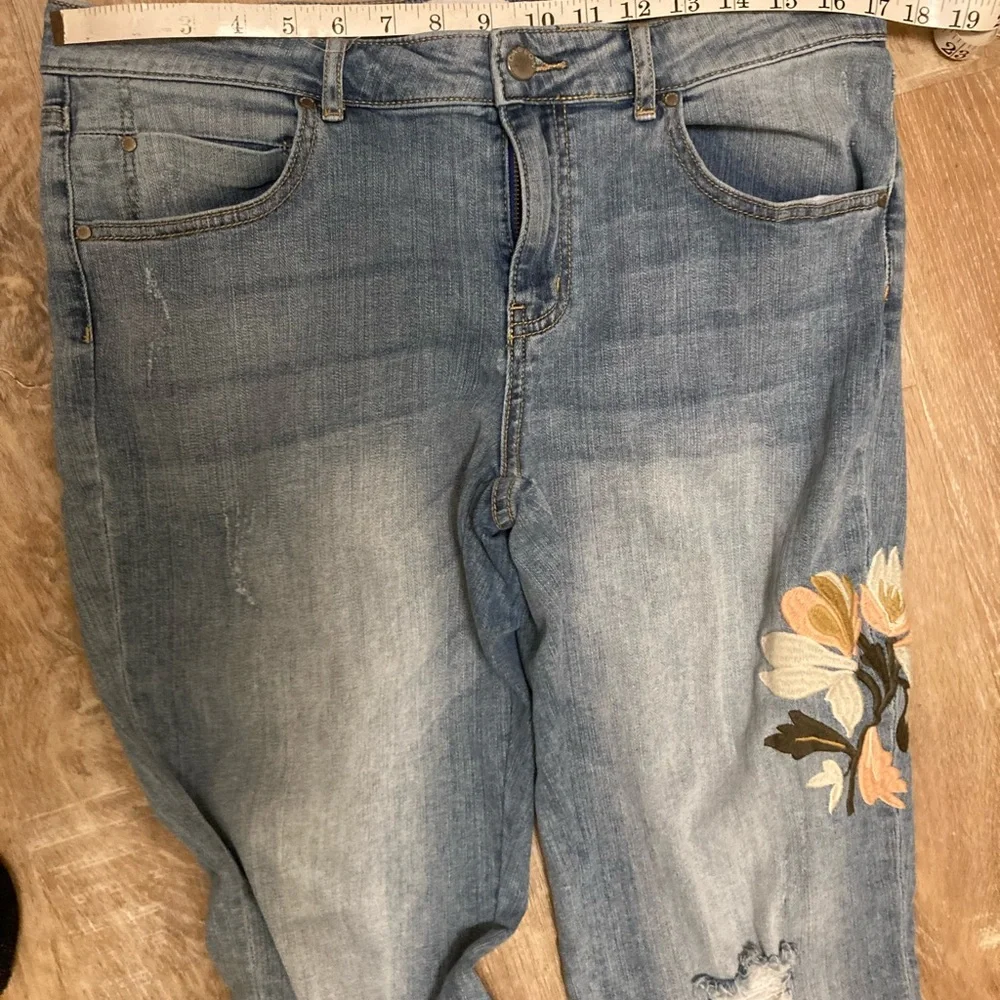 NWOT! Caslon boyfriend jeans w/ floral thigh embroidery - Picture 4 of 9